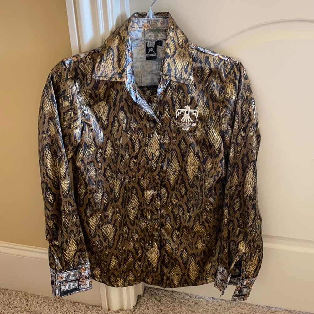 I love this shirt it just doesn’t look good on me